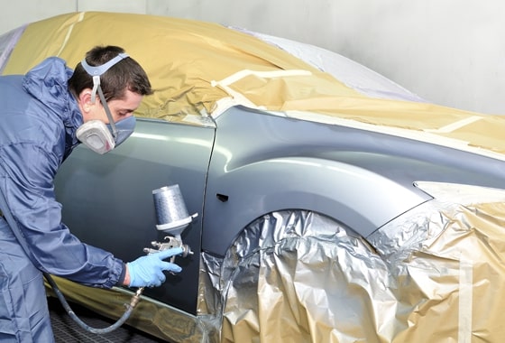 Mecanico pintando coche Alcorcon
